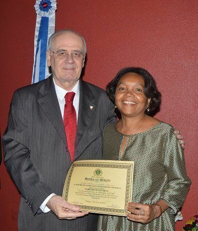 A Diretora da Escola de Enfermagem, professora Nair Chase recebeu a homenagem do deputado estadual Serafim Correa